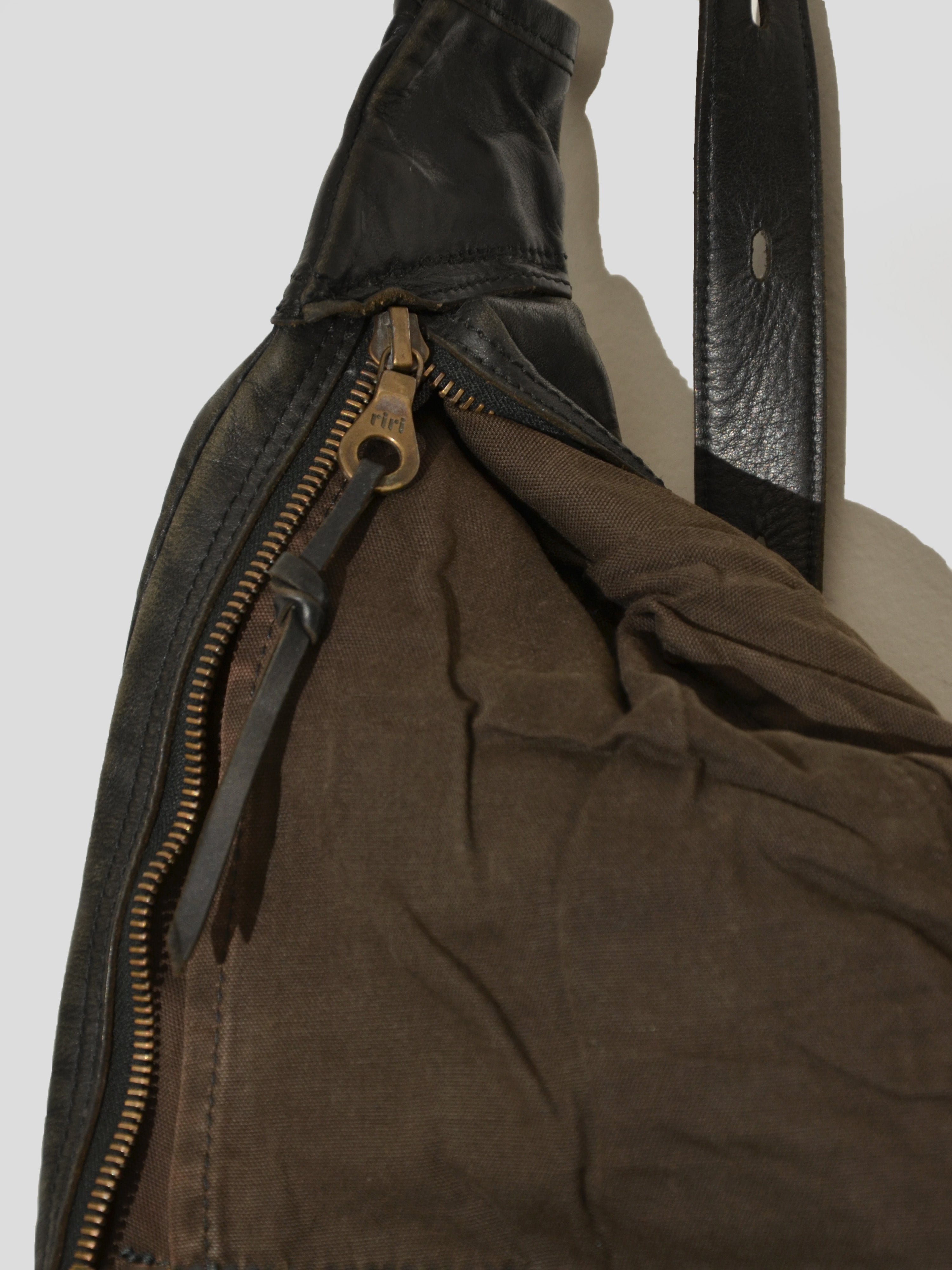 Alfredo Bannister Vintage Leather Crossbody Sling Bag | COMMUNE