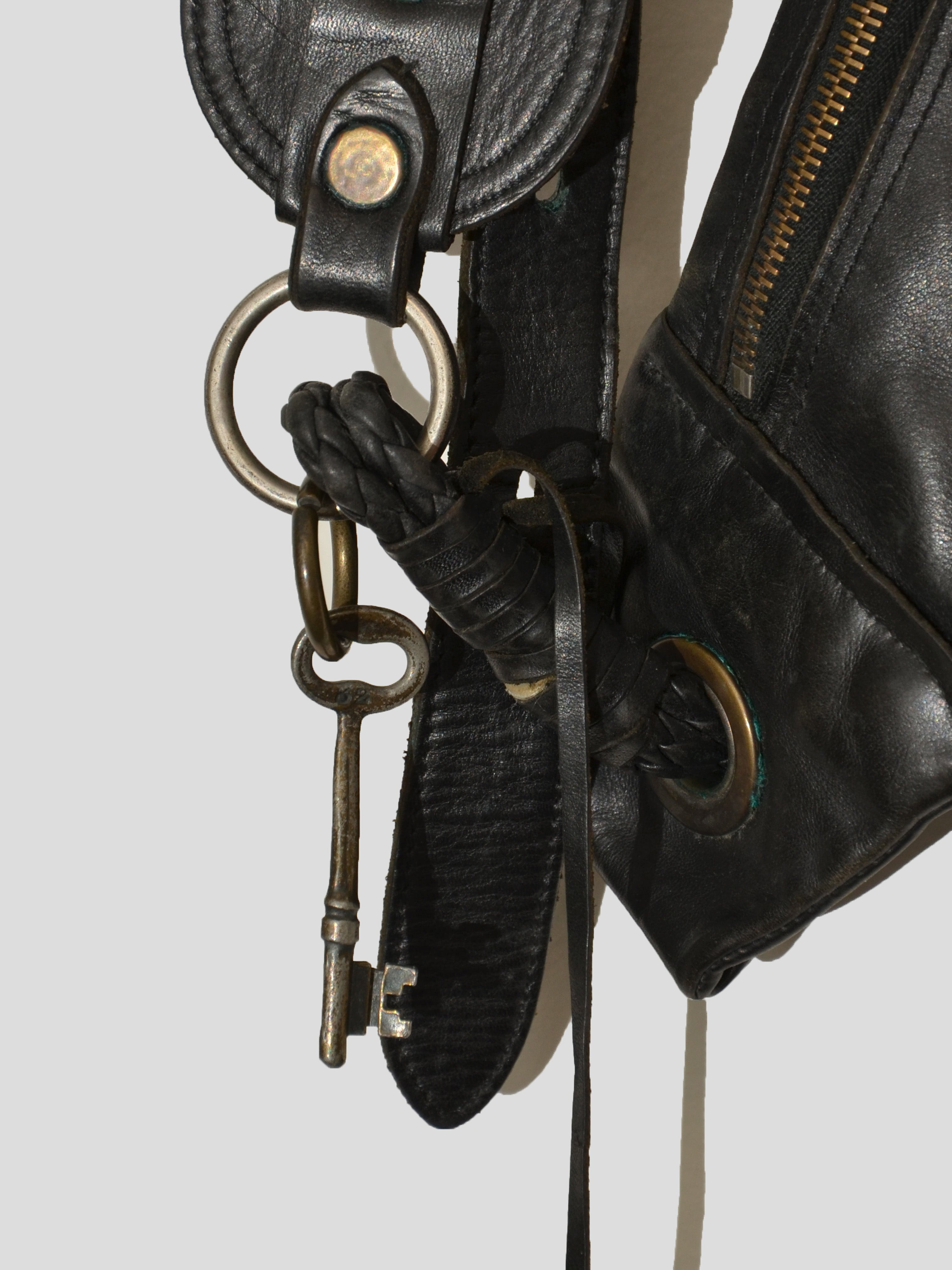 Alfredo Bannister Vintage Leather Crossbody Sling Bag | COMMUNE