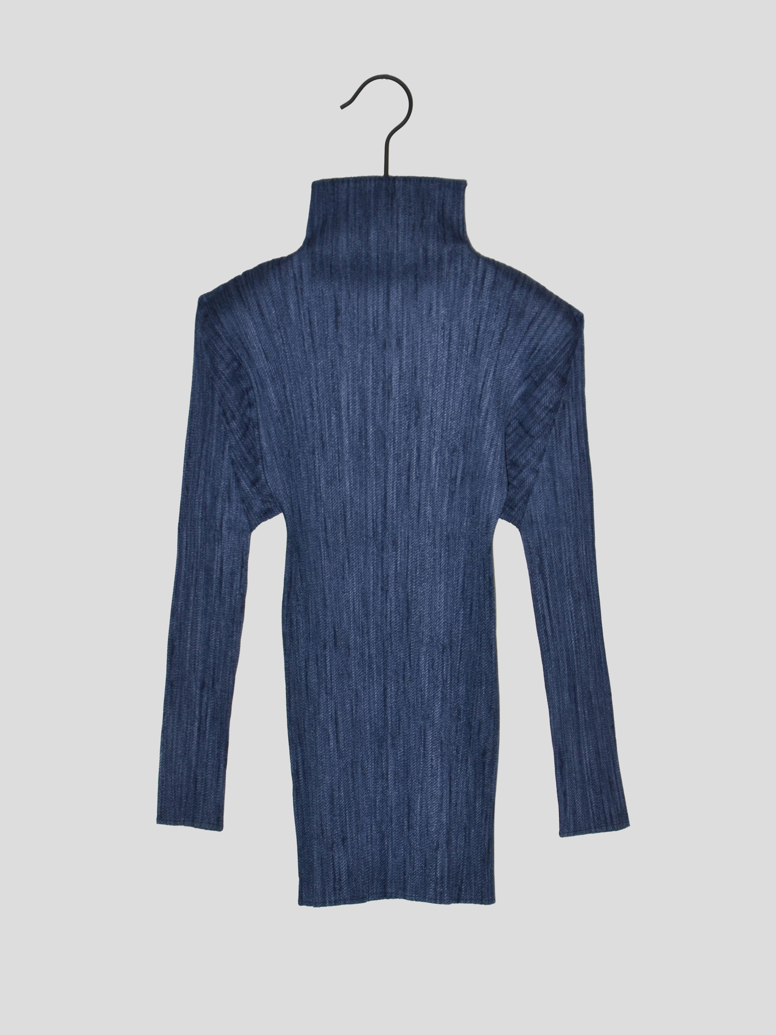 AW00 Pleated Mock Neck Top